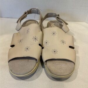 Propet Womens Breezy Walk Leather Sandals 9.5 Bone Color Flower/Snowflake Design